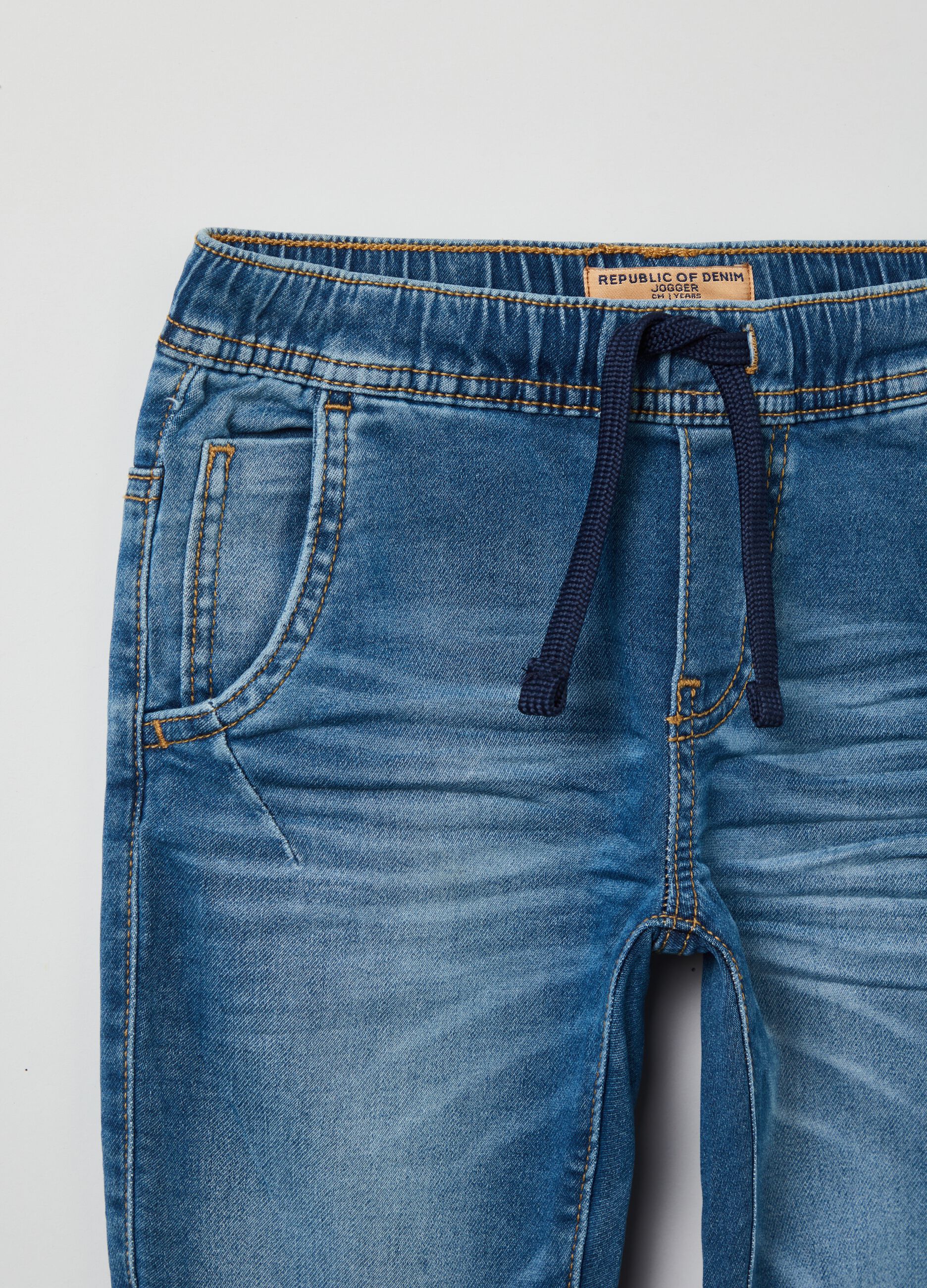 Joggers in denim con coulisse 