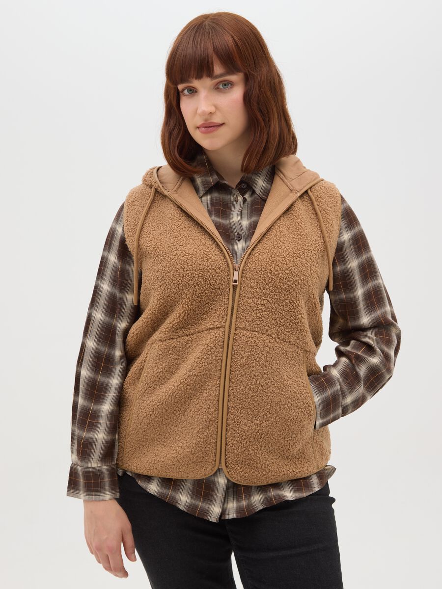 Gilet marrone regular fit con zip e cappuccio_0