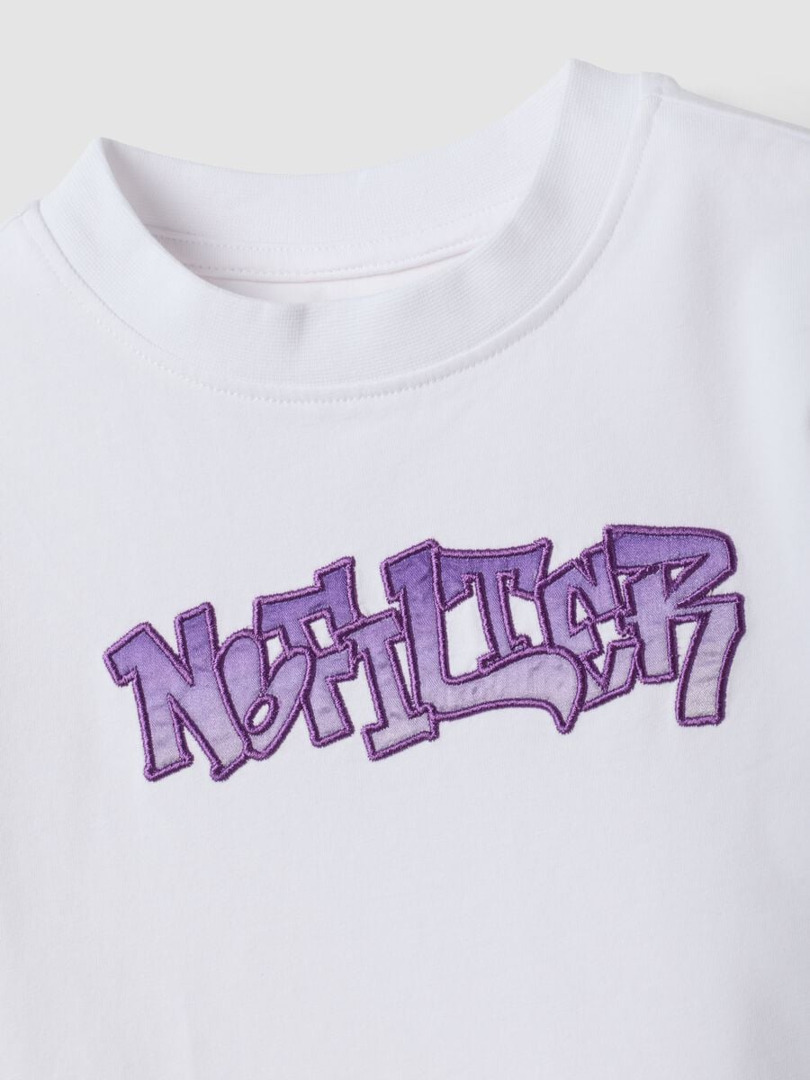 T-shirt bianca in cotone jersey elasticizzato con scritta graffiti per ragazza_5