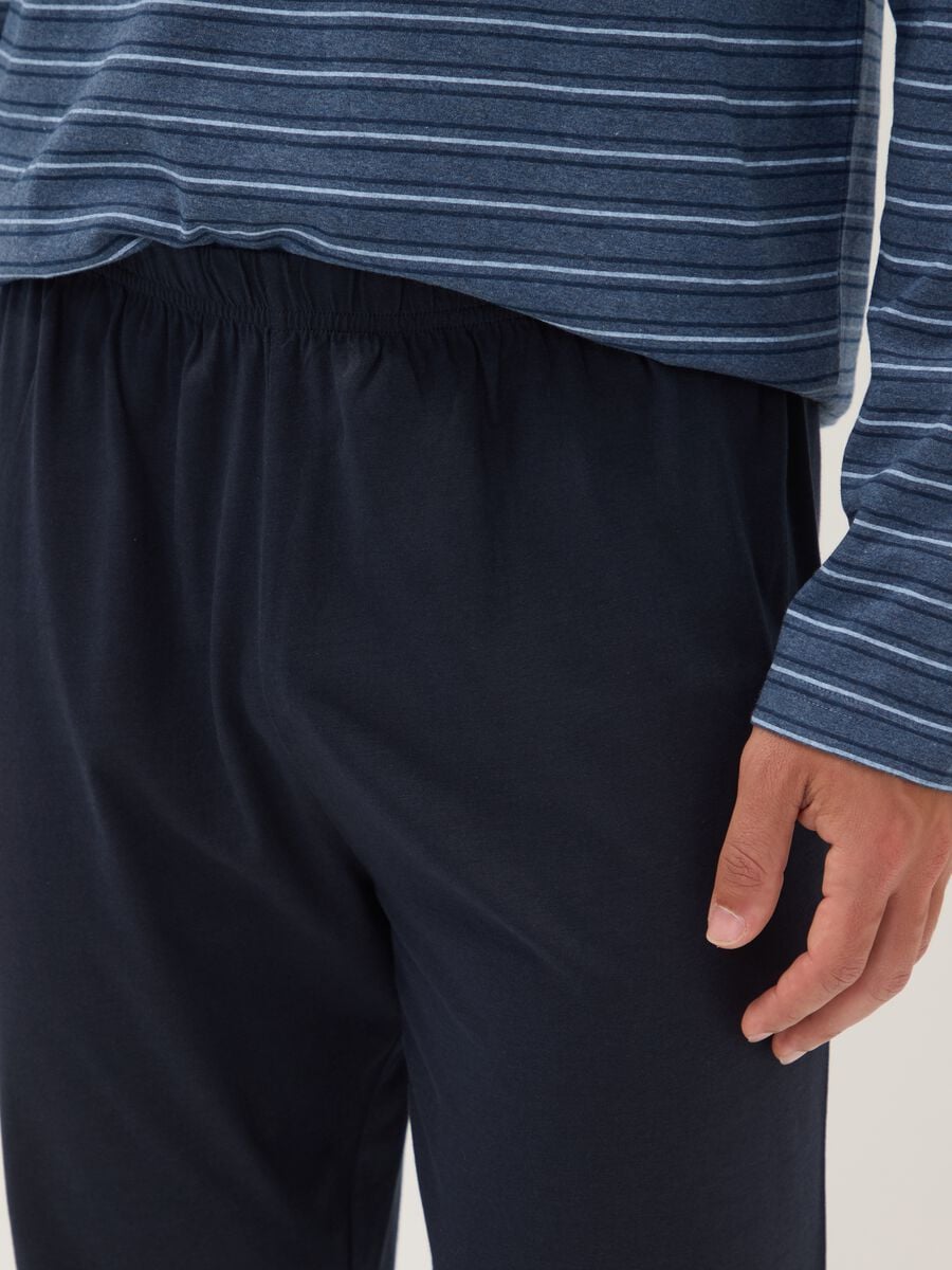 Blue and black striped organic cotton crew-neck pyjamas_2