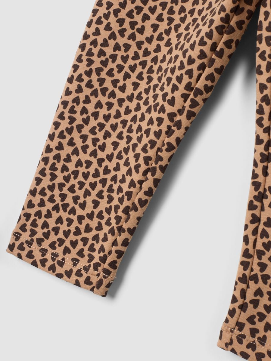 Leggings marroni in cotone elasticizzato con stampa cuori_3