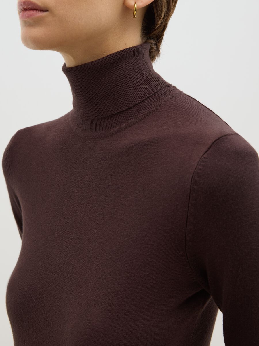 Maglione a coste marrone con collo alto regular fit_3