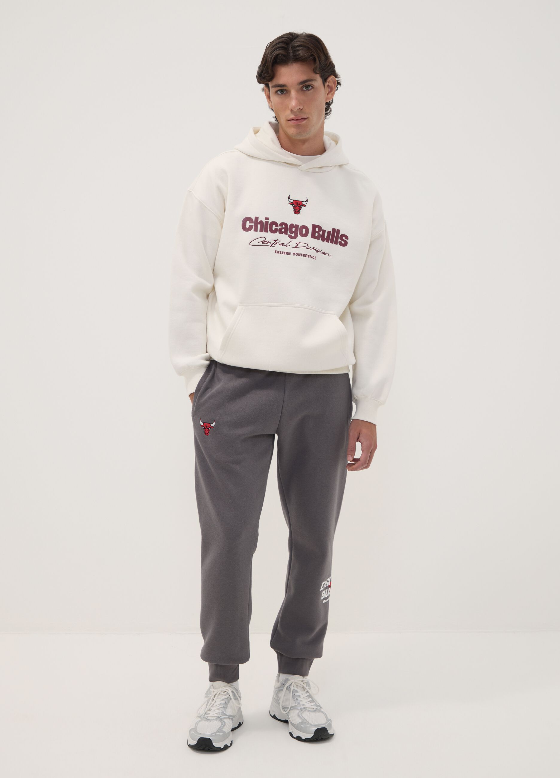 White cotton-blend hoodie with Chicago Bulls print