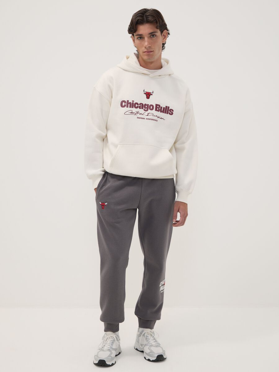 White cotton-blend hoodie with Chicago Bulls print_2