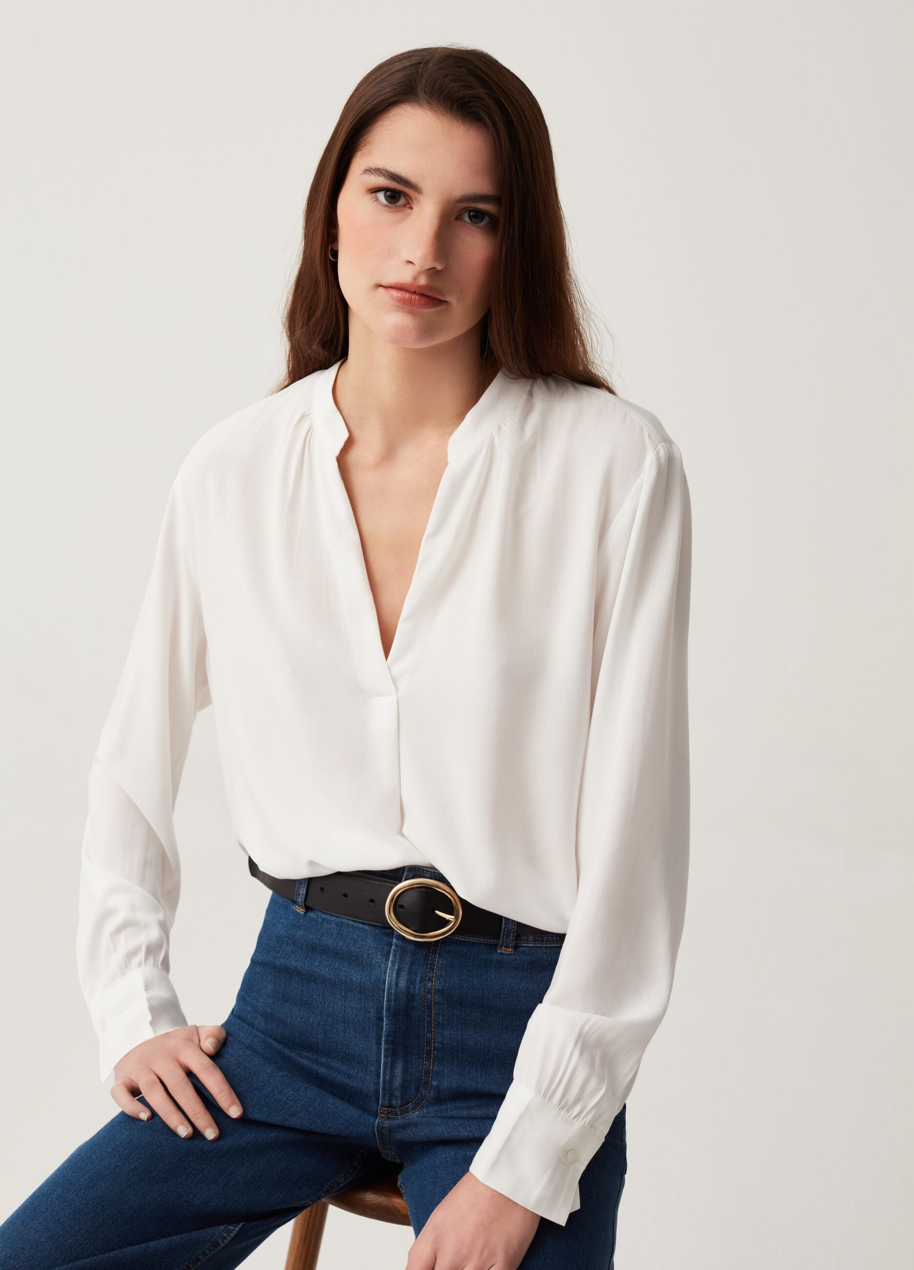 Blusa in viscosa sostenibile con scollo a V