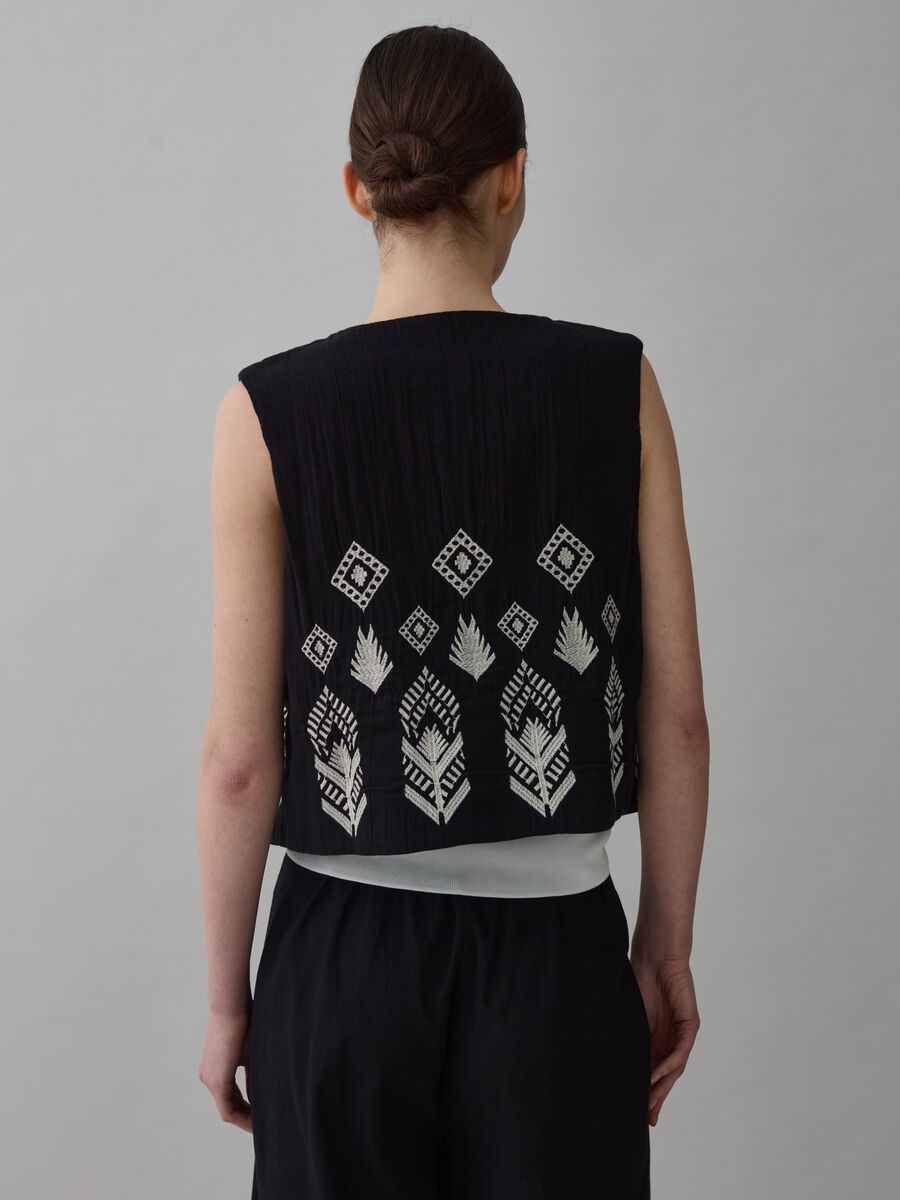 Open gilet with ethnic embroidery_2
