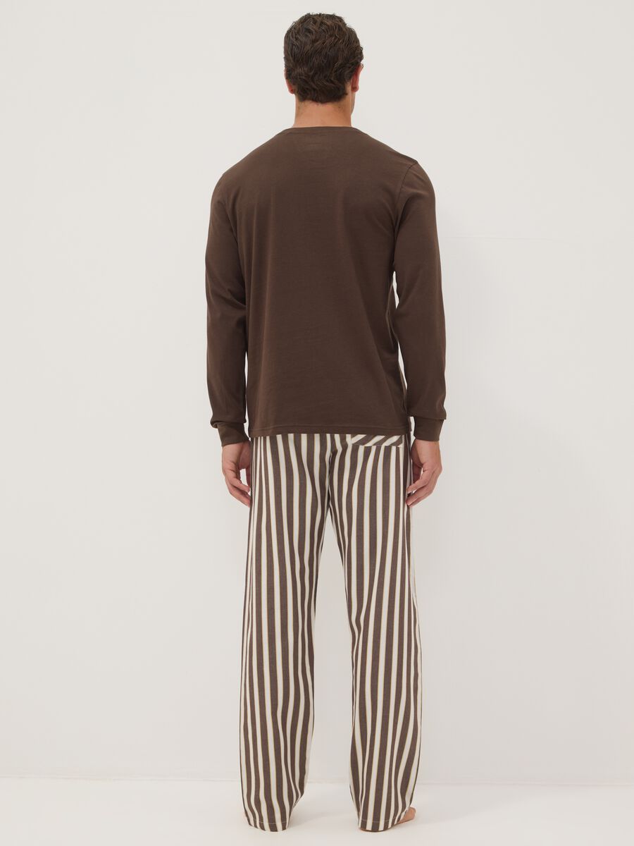 Pigiama marrone in puro cotone organico a righe regular fit_2