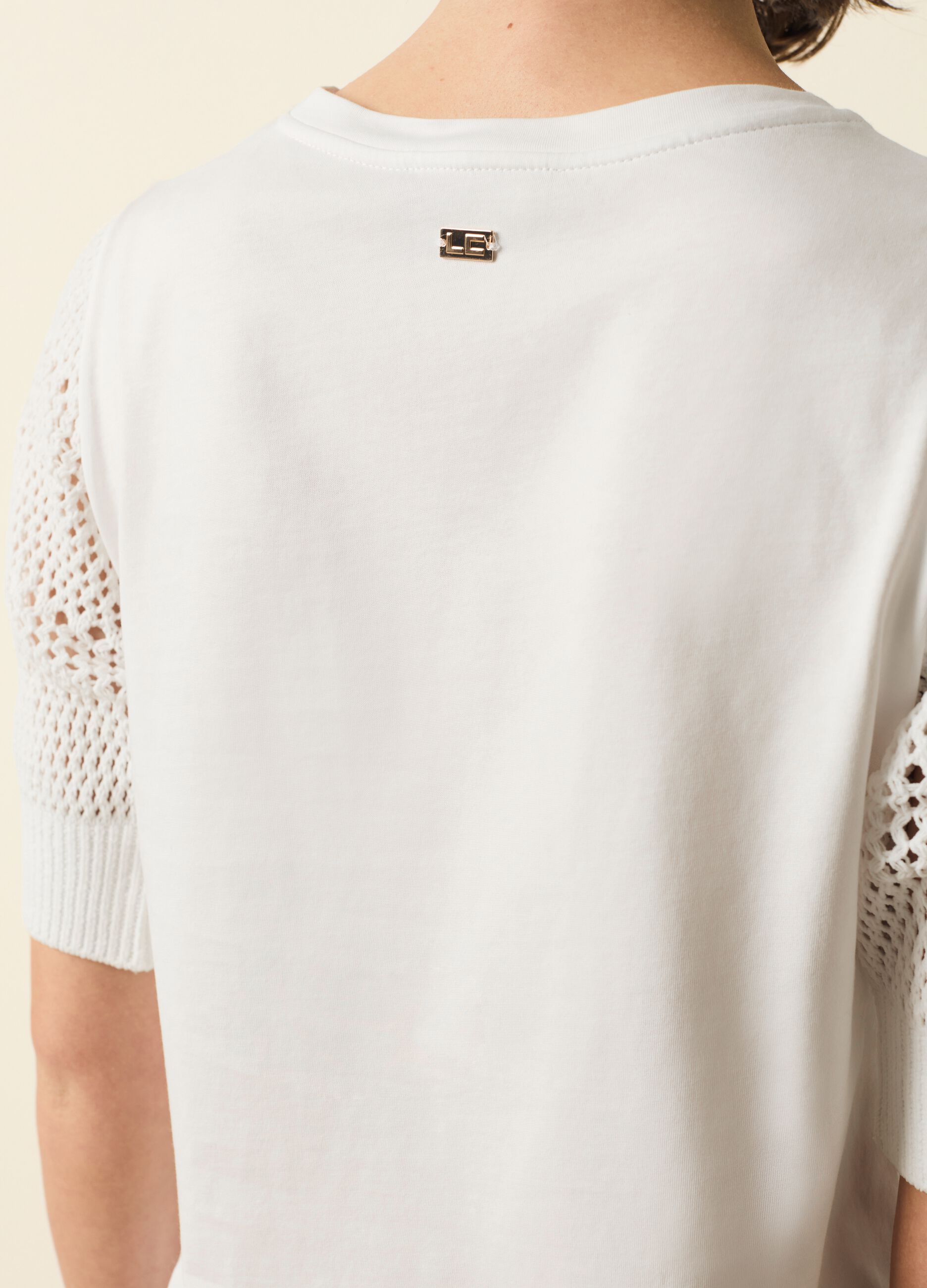 T-shirt with puff sleeves and crochet