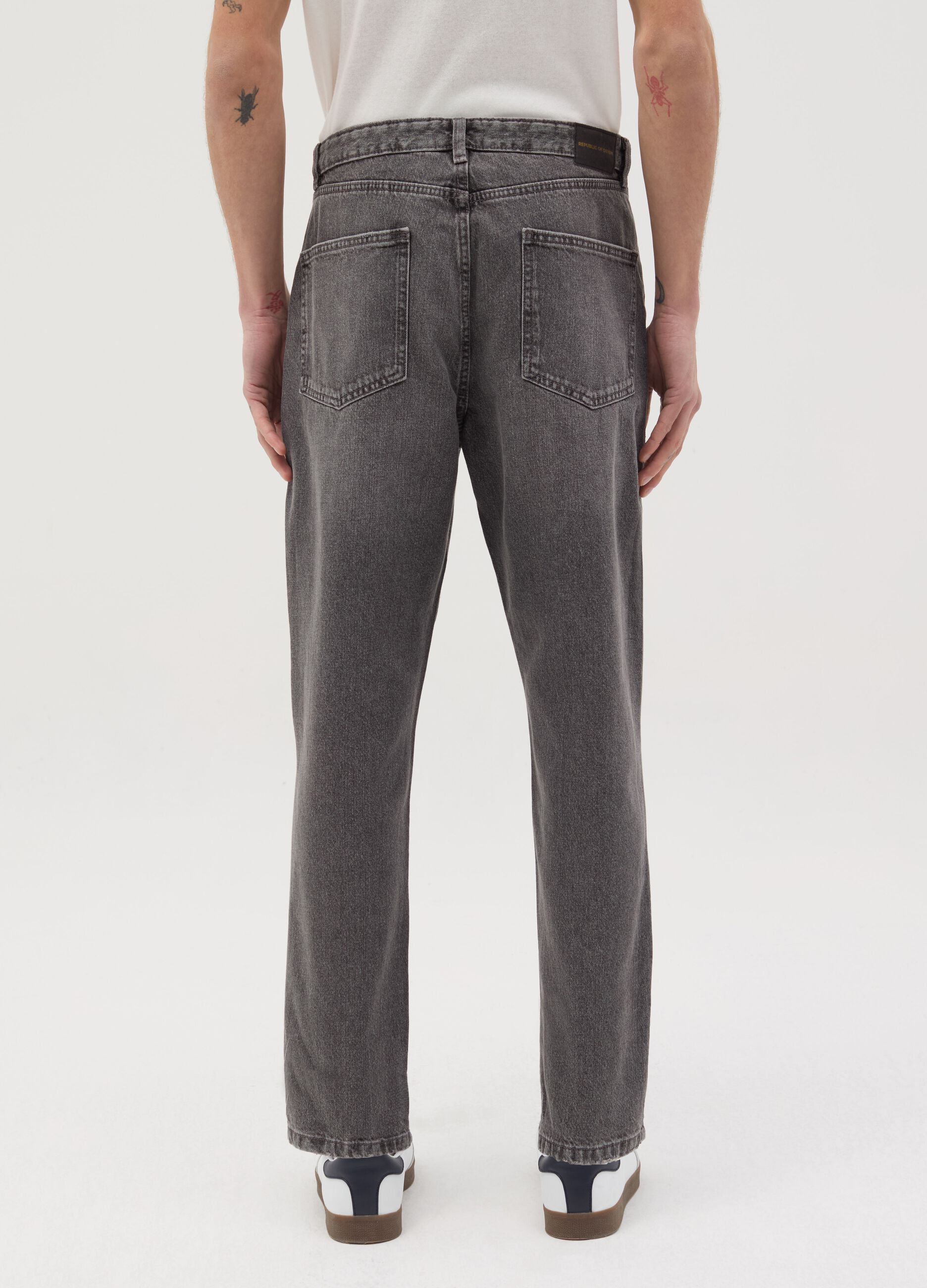Jeans regular tapered fit con scoloriture
