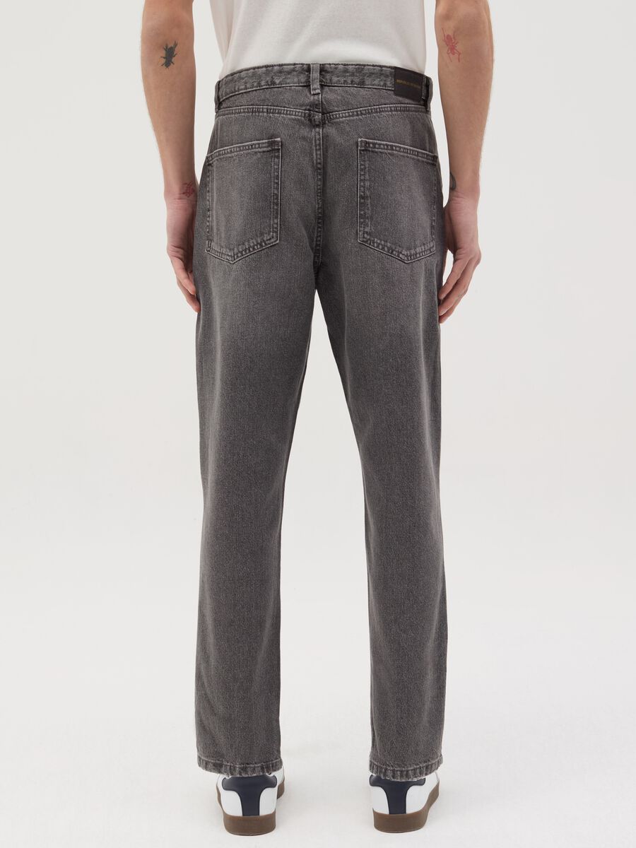 Tapered-fit regular jeans with fading_3