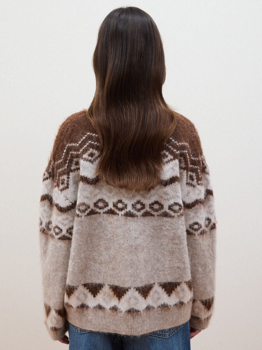 Cardigan beige in misto lana e alpaca con scollo profondo a V over fit_3