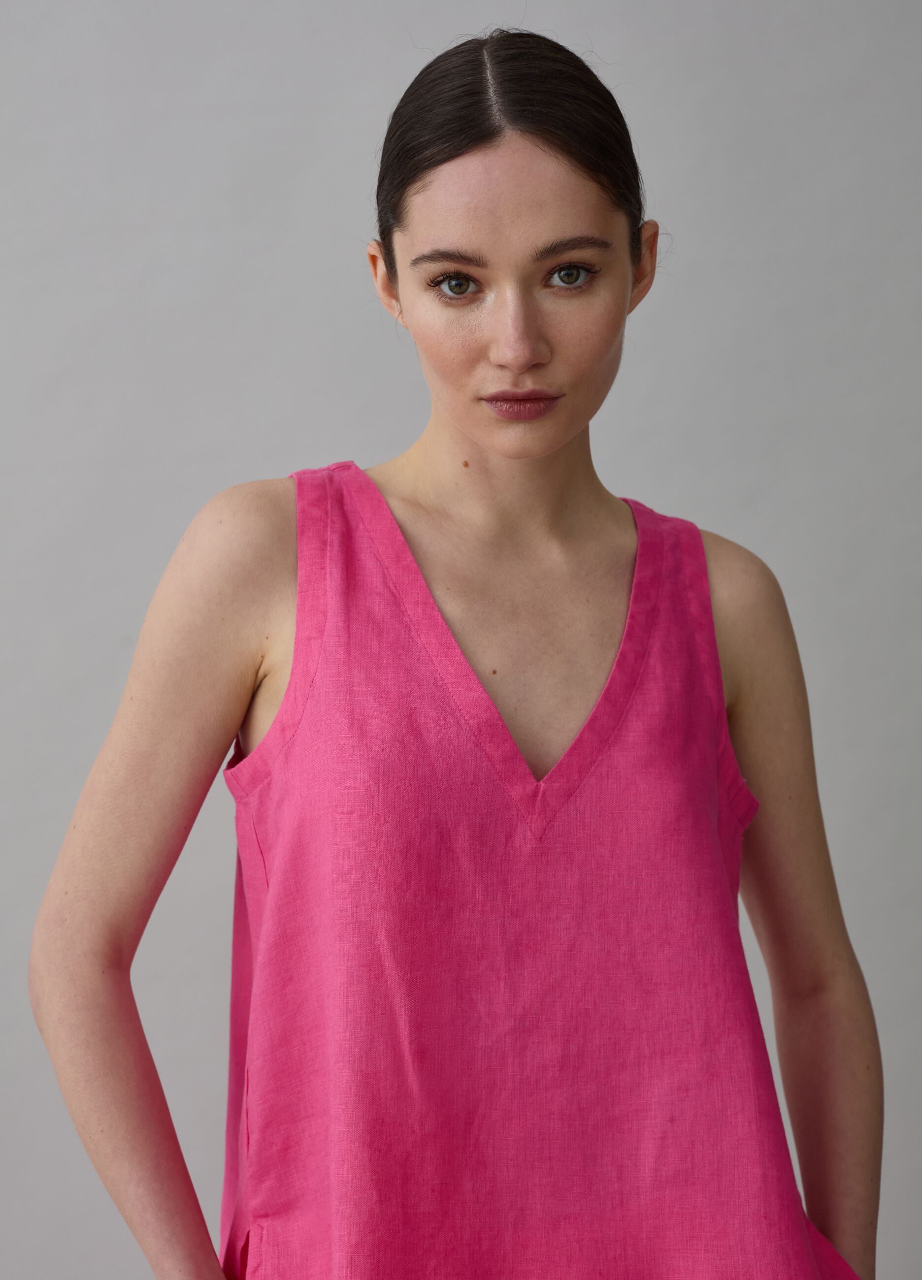 Blusa smanicata in lino scollo a V