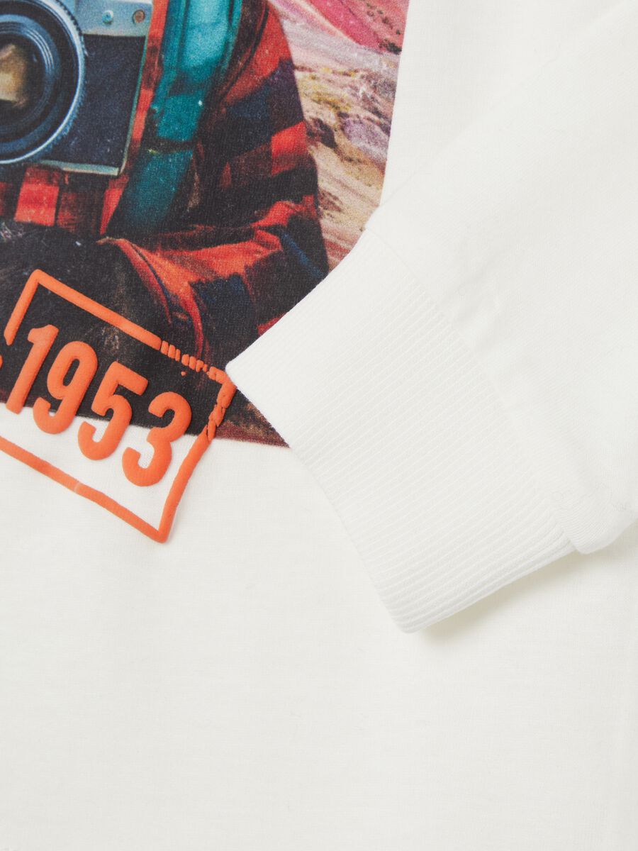 Long-sleeved T-shirt with "Do you want a pic?" print_2