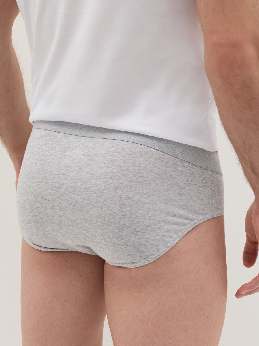 Three-pack stretch briefs with contrasting piping_3
