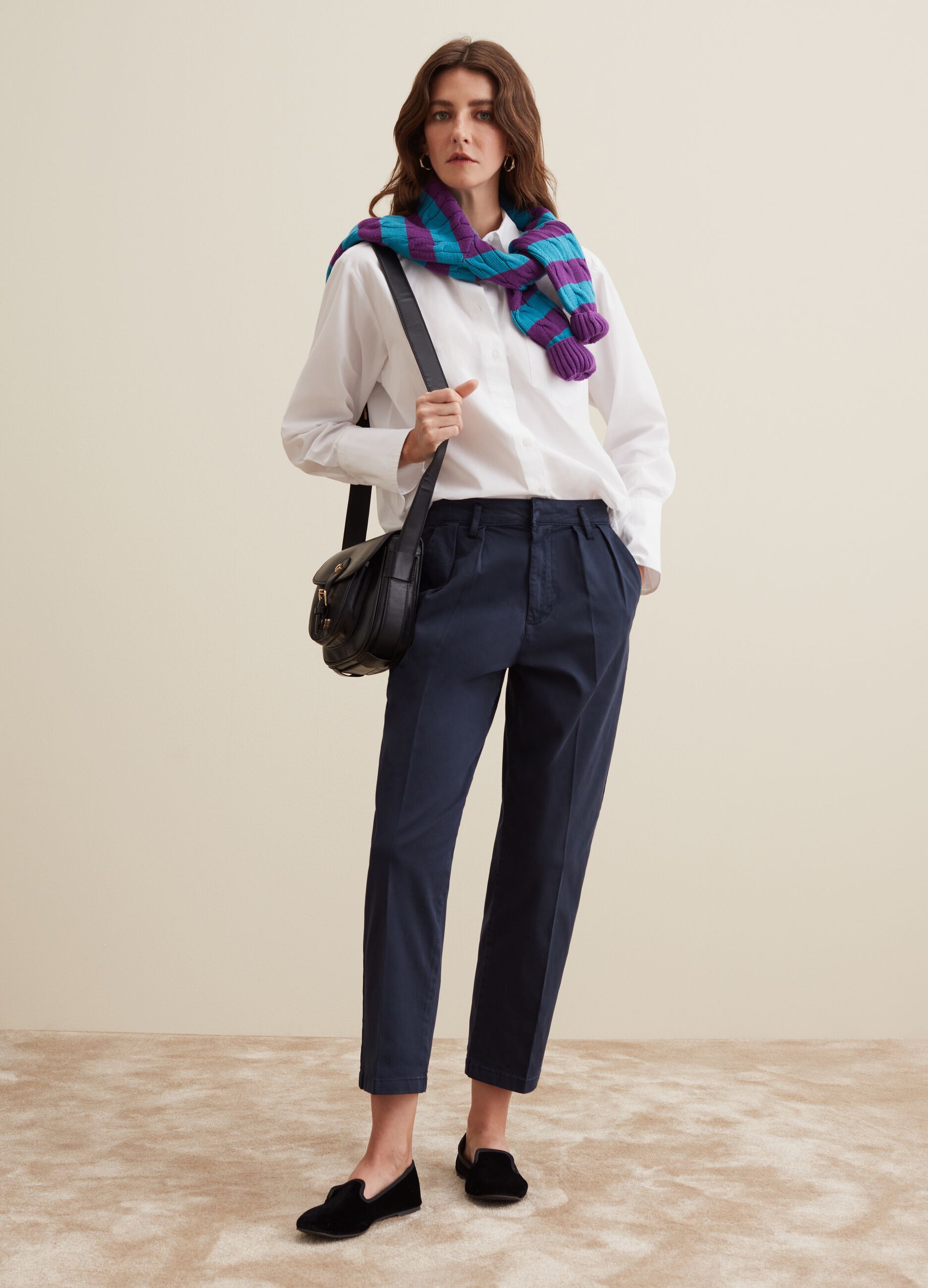 Pantaloni chino cropped con pinces