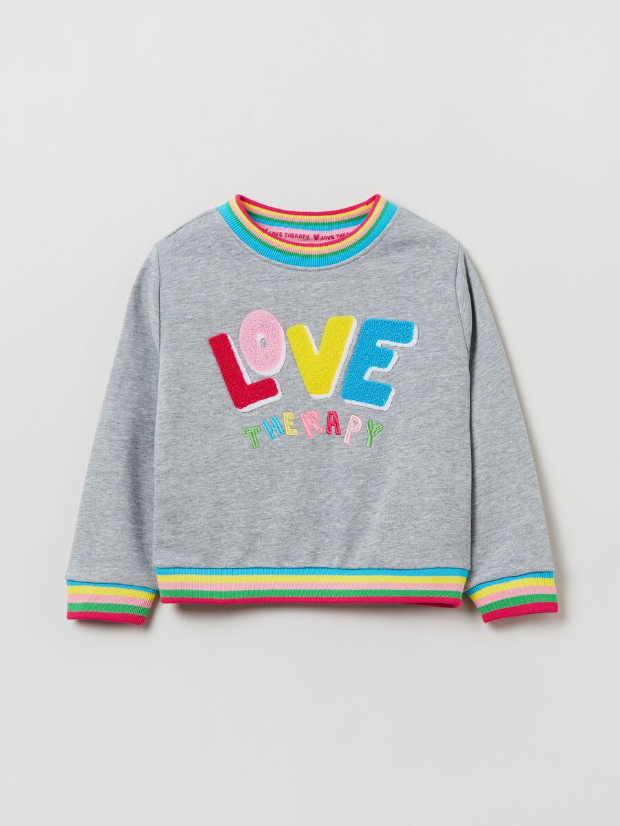 Felpa con patch lettering boucle_0