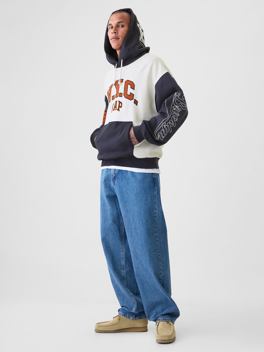Colourblock sweatshirt with basketball motif and hood_1