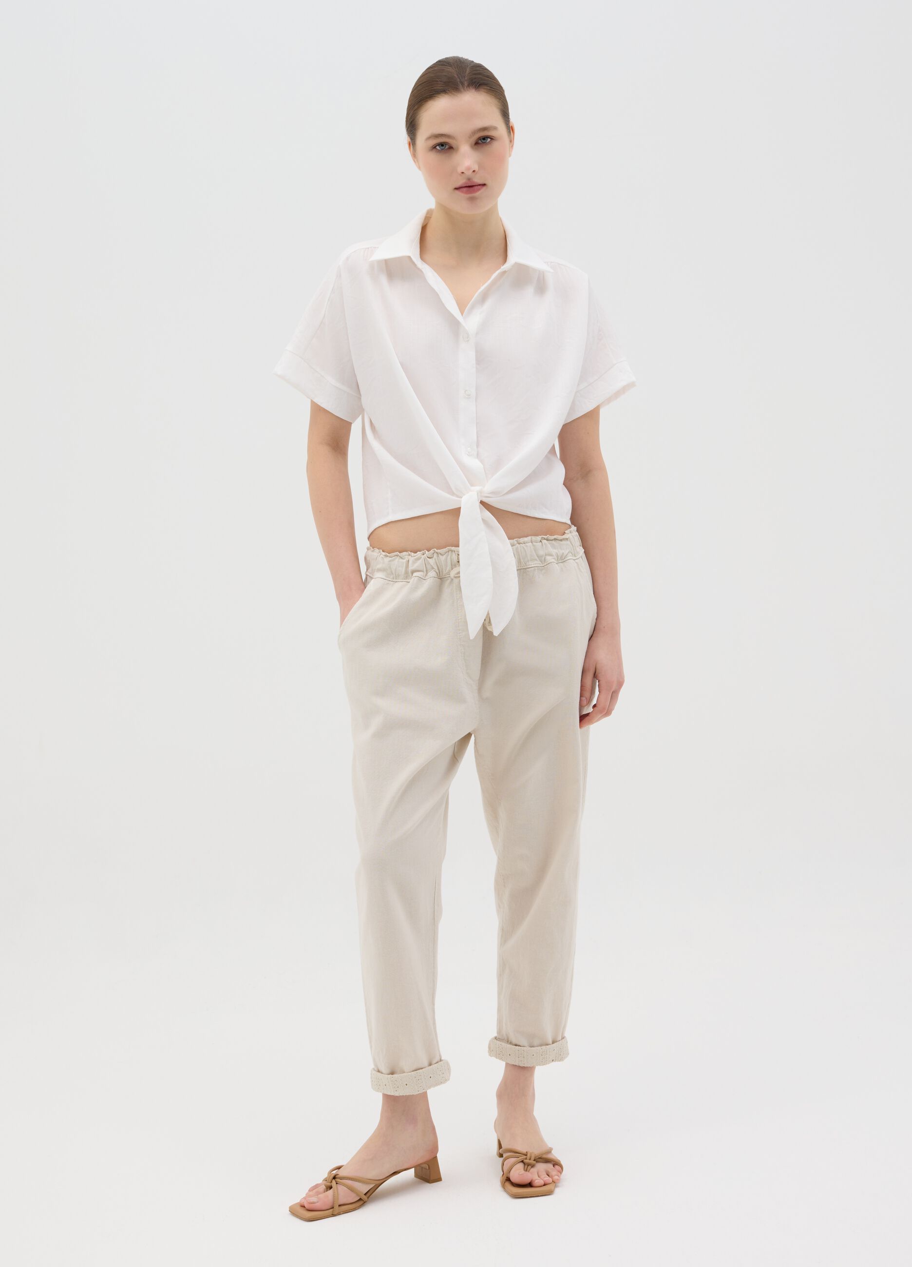 White shirt with knot and short sleeves