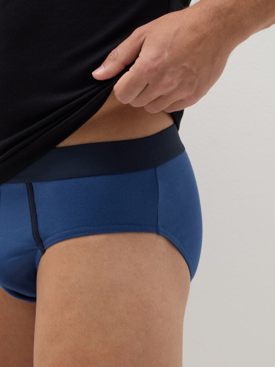 Three-pack briefs with contrasting details_3