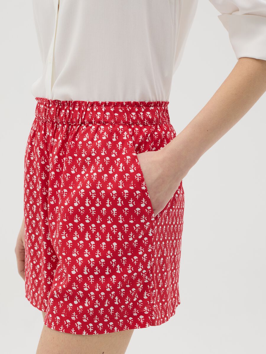 Red viscose shorts with ethnic pattern_3