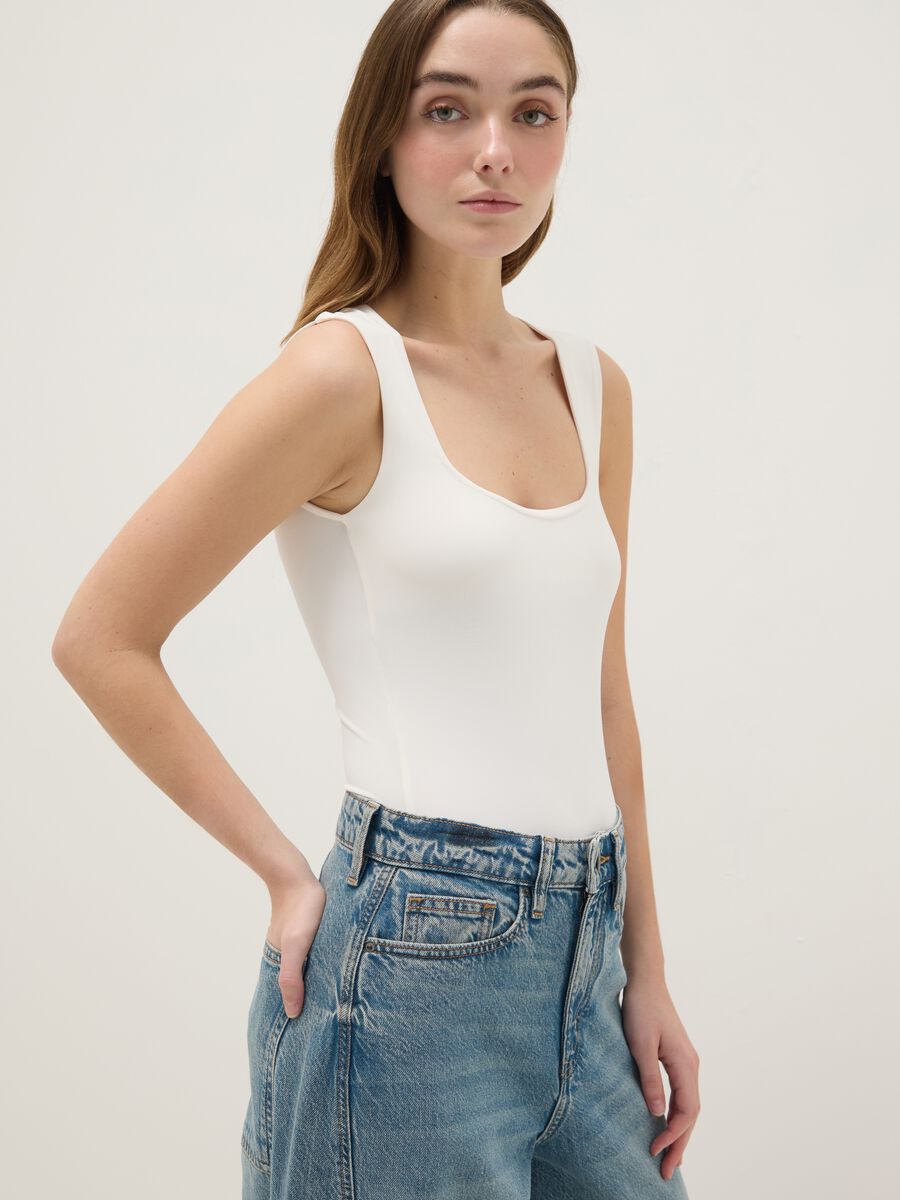 White body-fitted with square neckline_0