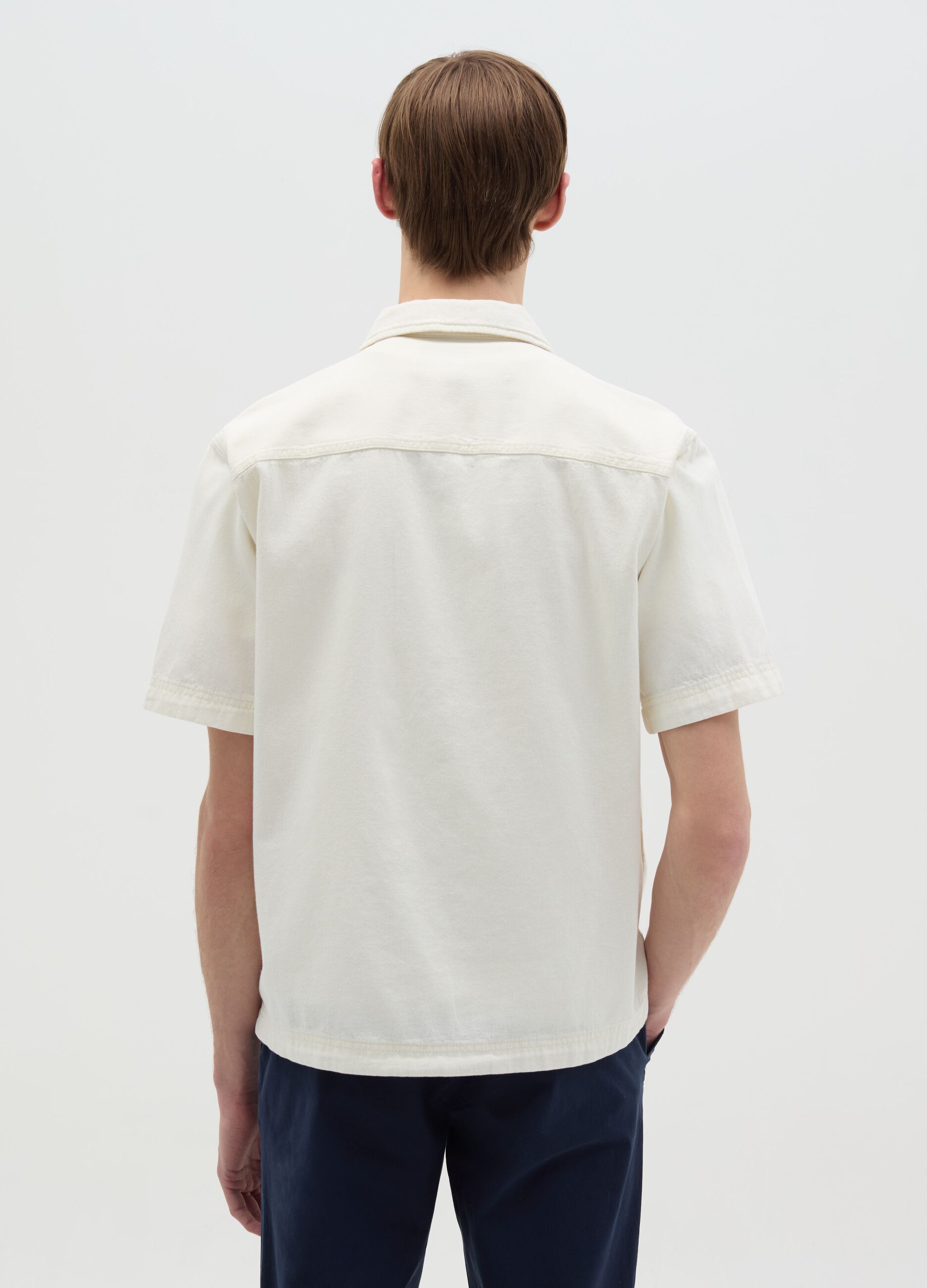 Short-sleeved shirt in denim with pockets