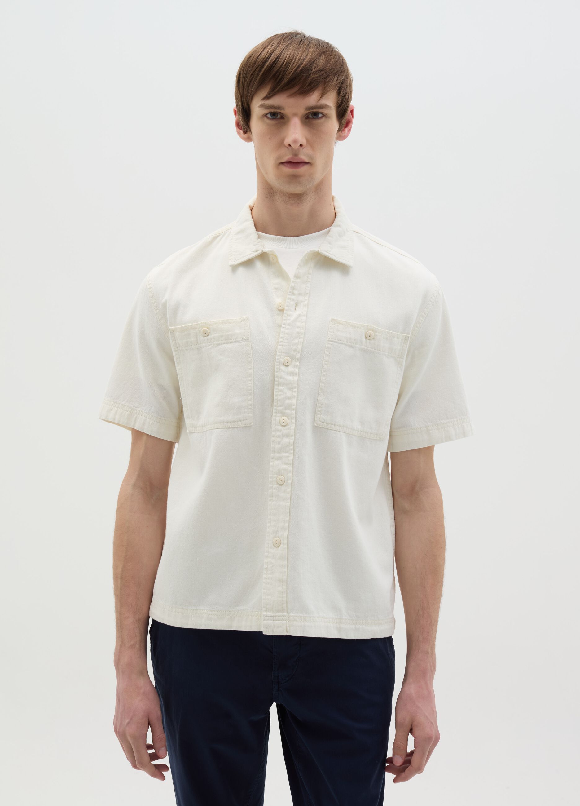 Short-sleeved shirt in denim with pockets