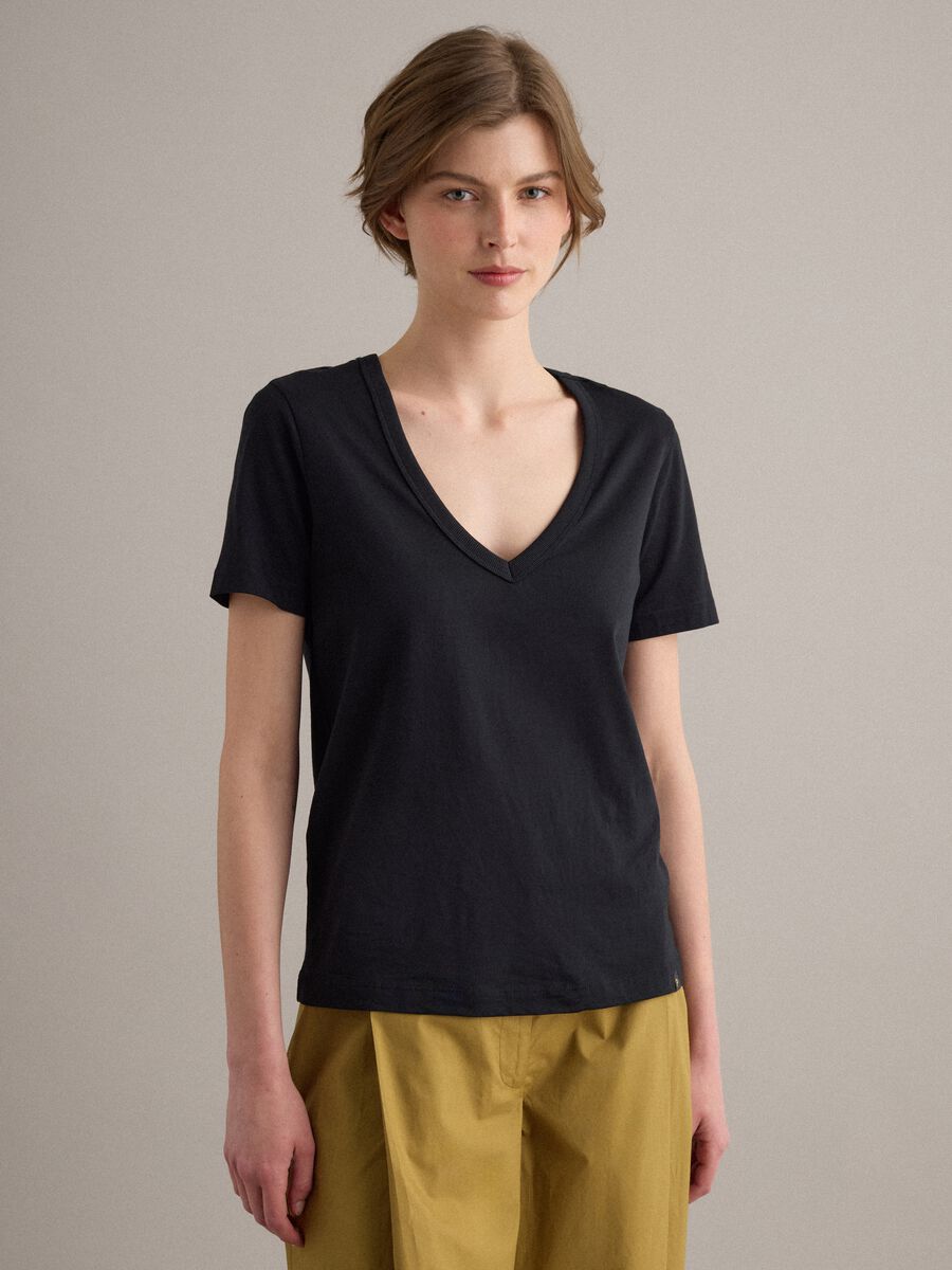 Black pure cotton V-neck regular fit T-shirt_1
