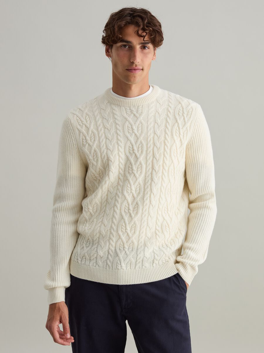 Pullover con lavorazione a trecce_0