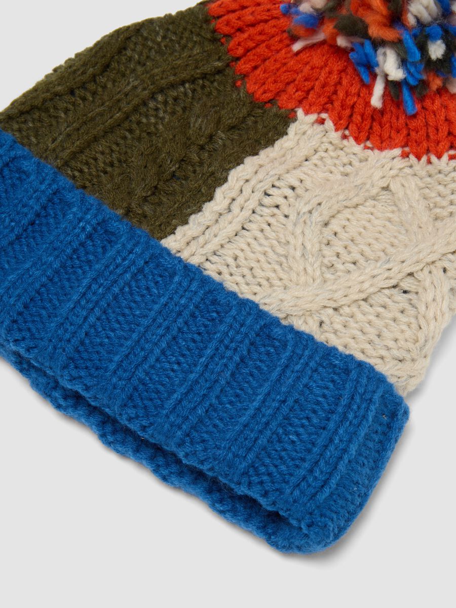Cappello multicolor in maglia con pon pon_1
