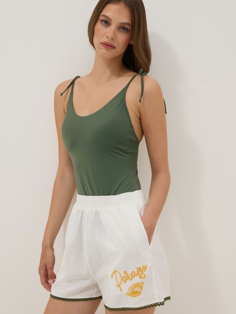 Shorts da mare bianchi in puro cotone con ricami_3