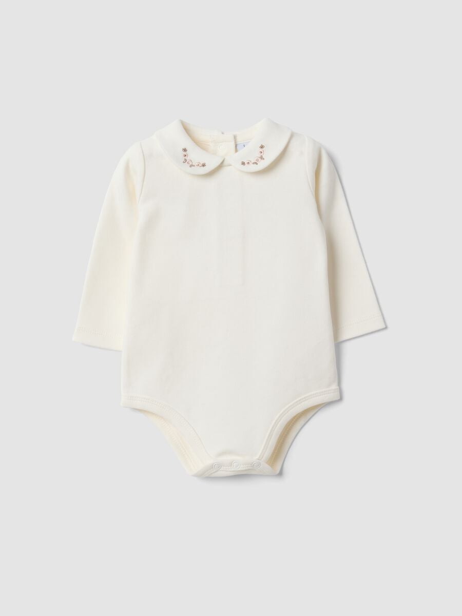Body bianco in puro cotone organico con ricami floreali per neonata_0