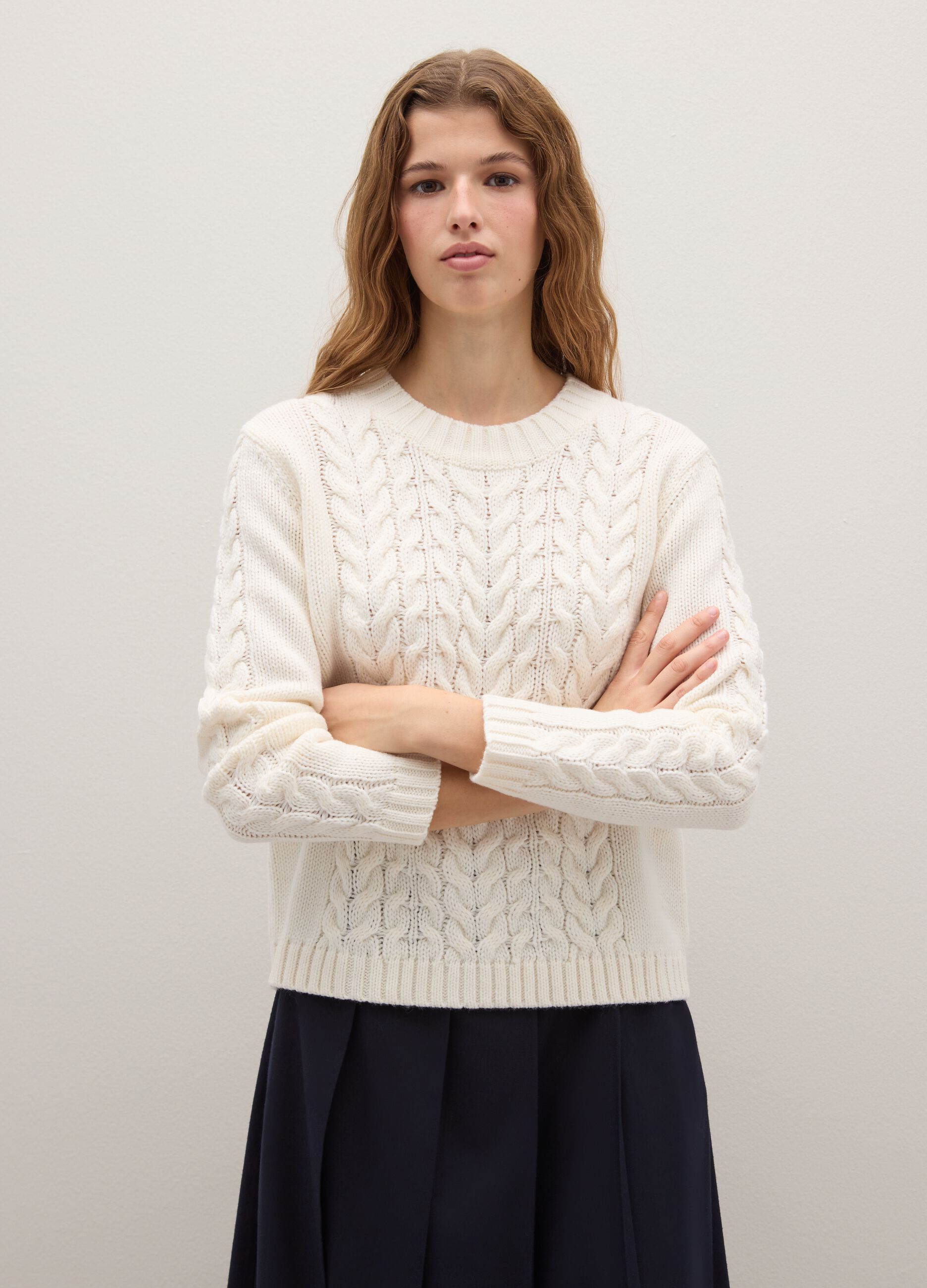 Maglione bianco regular fit con lavorazione a treccia