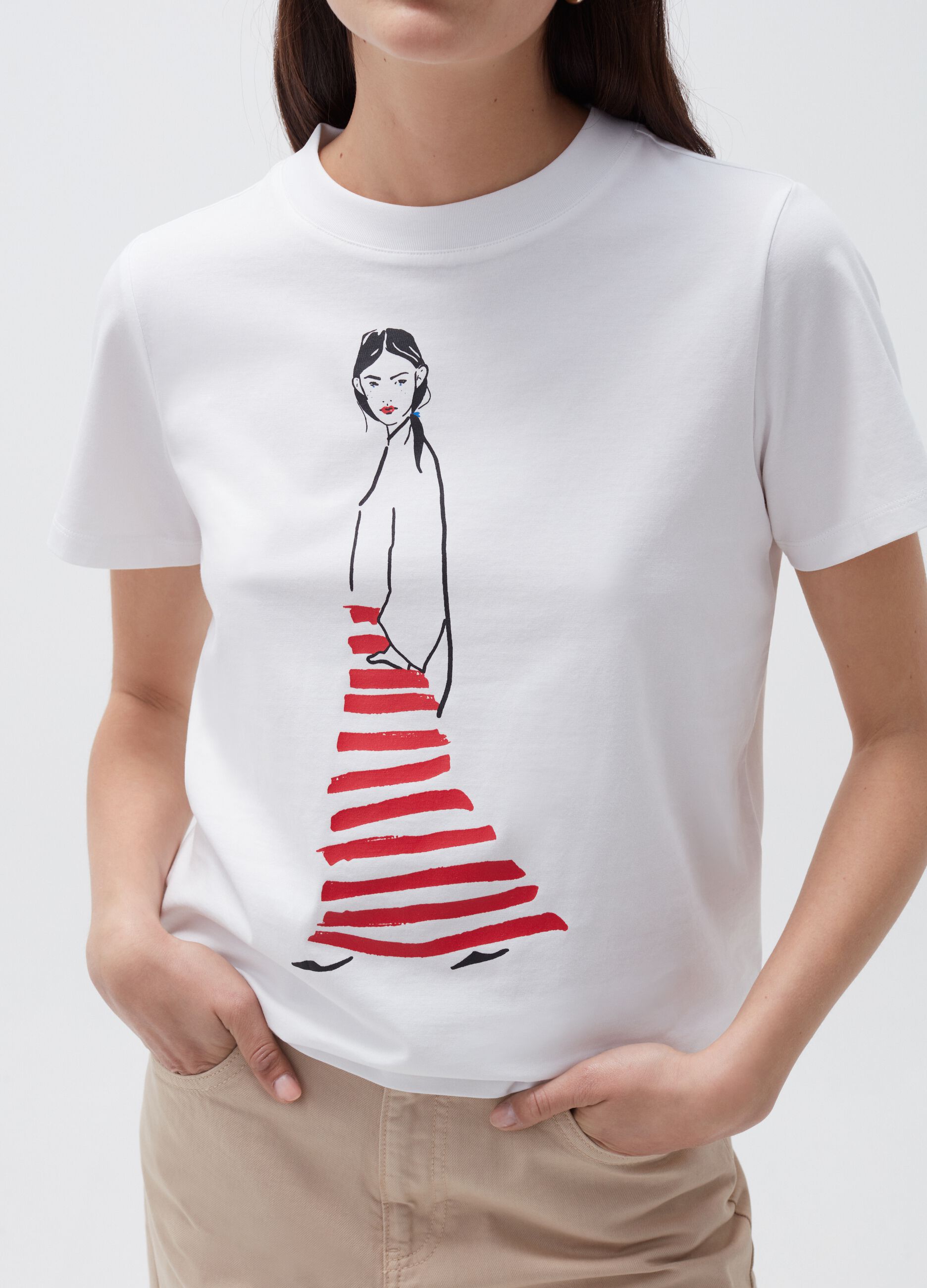 T-shirt con stampa modella