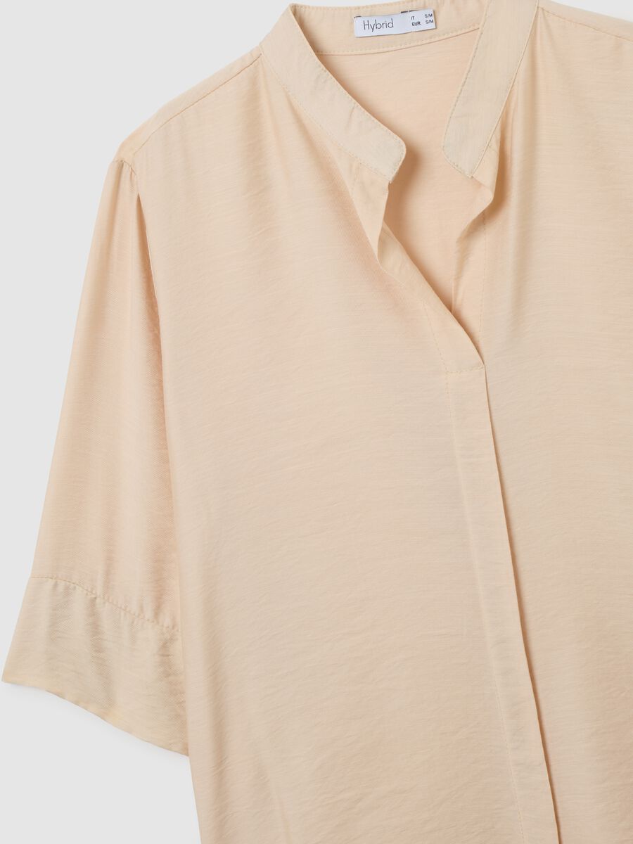 Blusa beige con scollo a V e maniche ampie_1