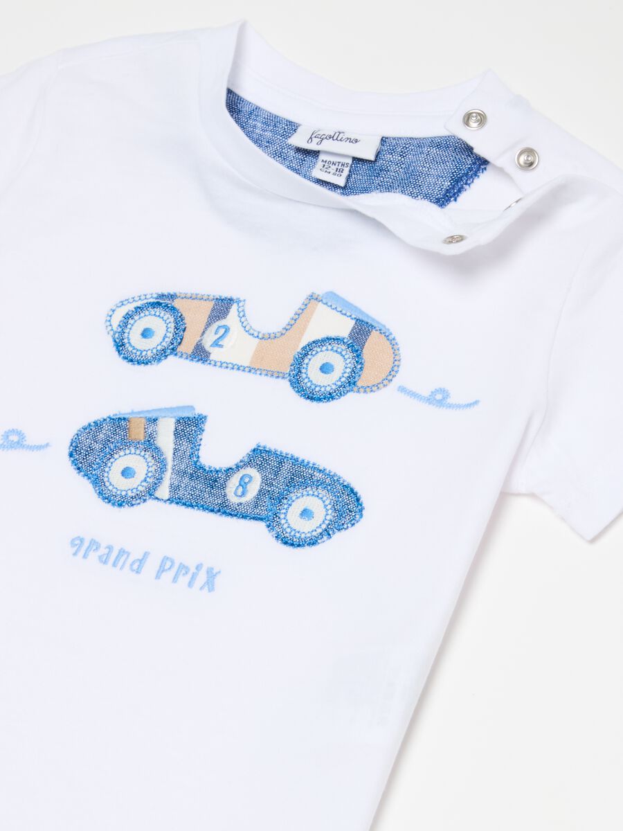 T-shirt in cotone con patch auto da corsa_2