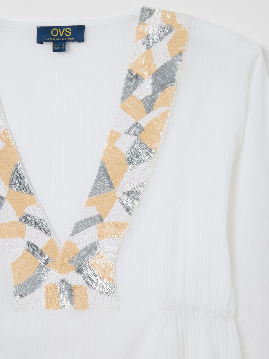 White beach cover-up with decorative edging_5
