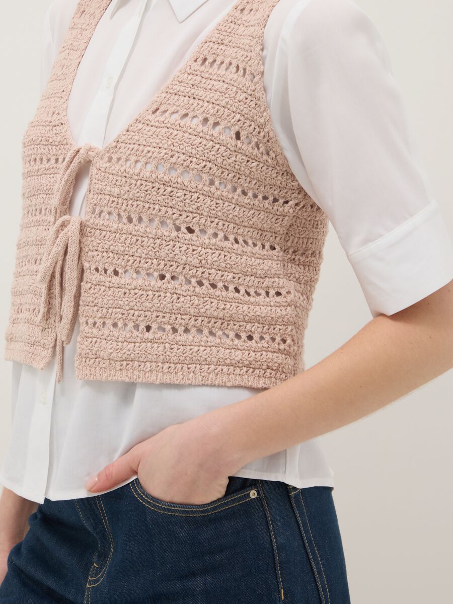 Pink pure cotton regular fit waistcoat with perforated design_3