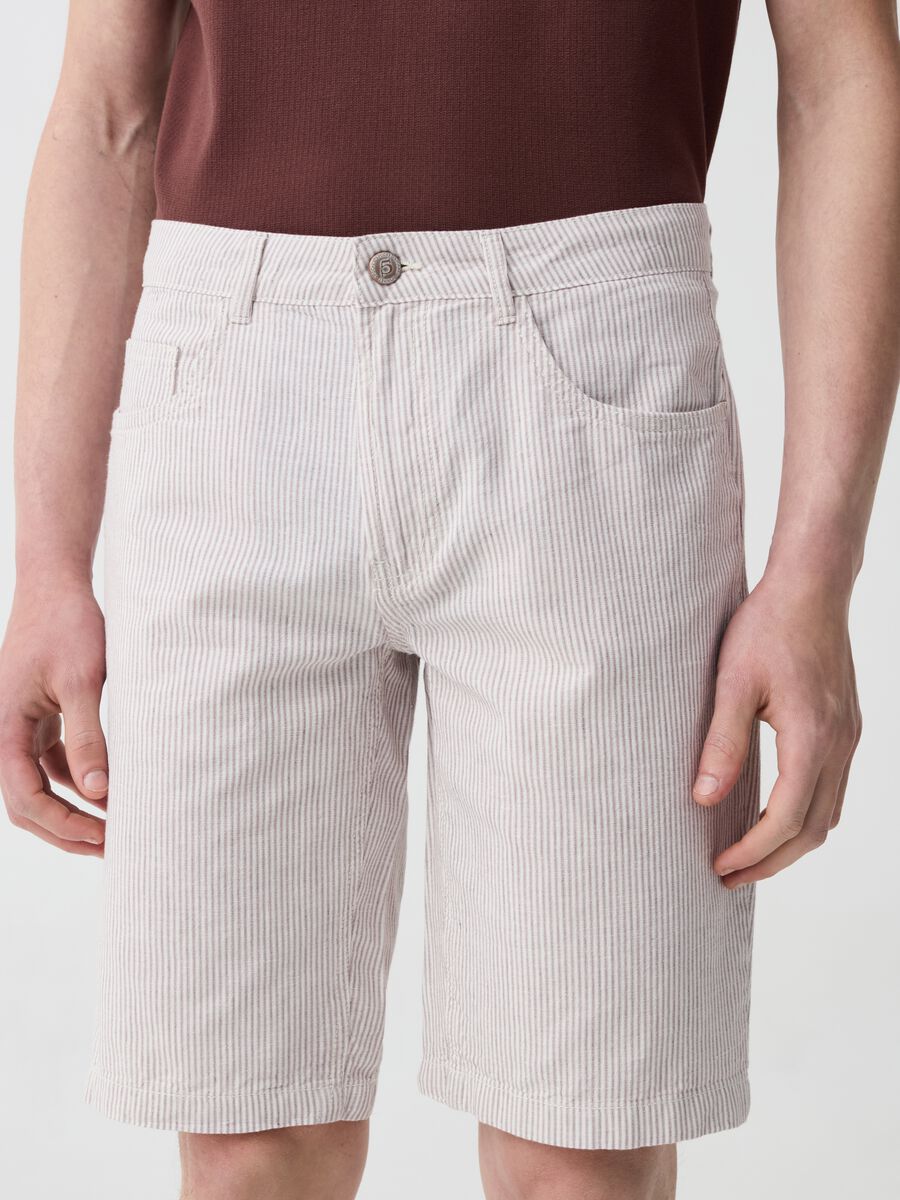 Bermuda shorts with thin stripes and five pockets_1