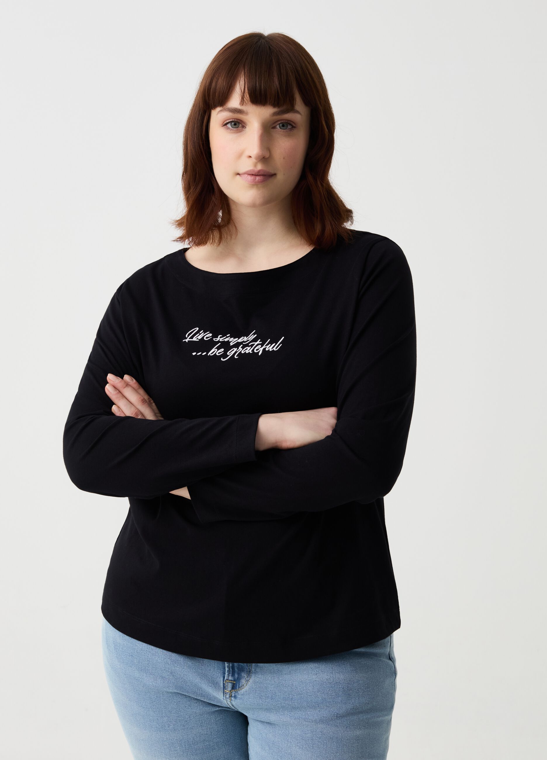 Curvy long-sleeved T-shirt with embroidery