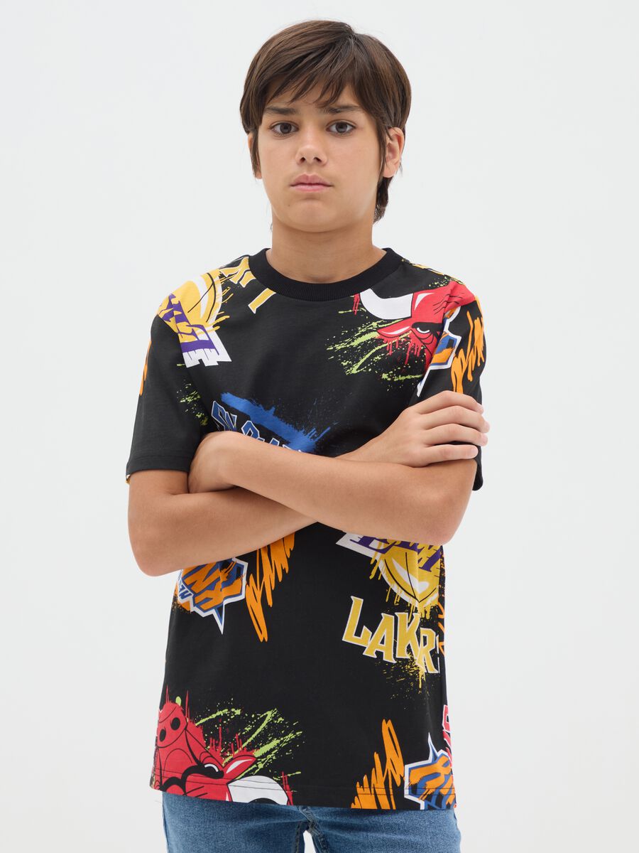 T-shirt da ragazzo in puro cotone nera regular fit con stampa basket_0