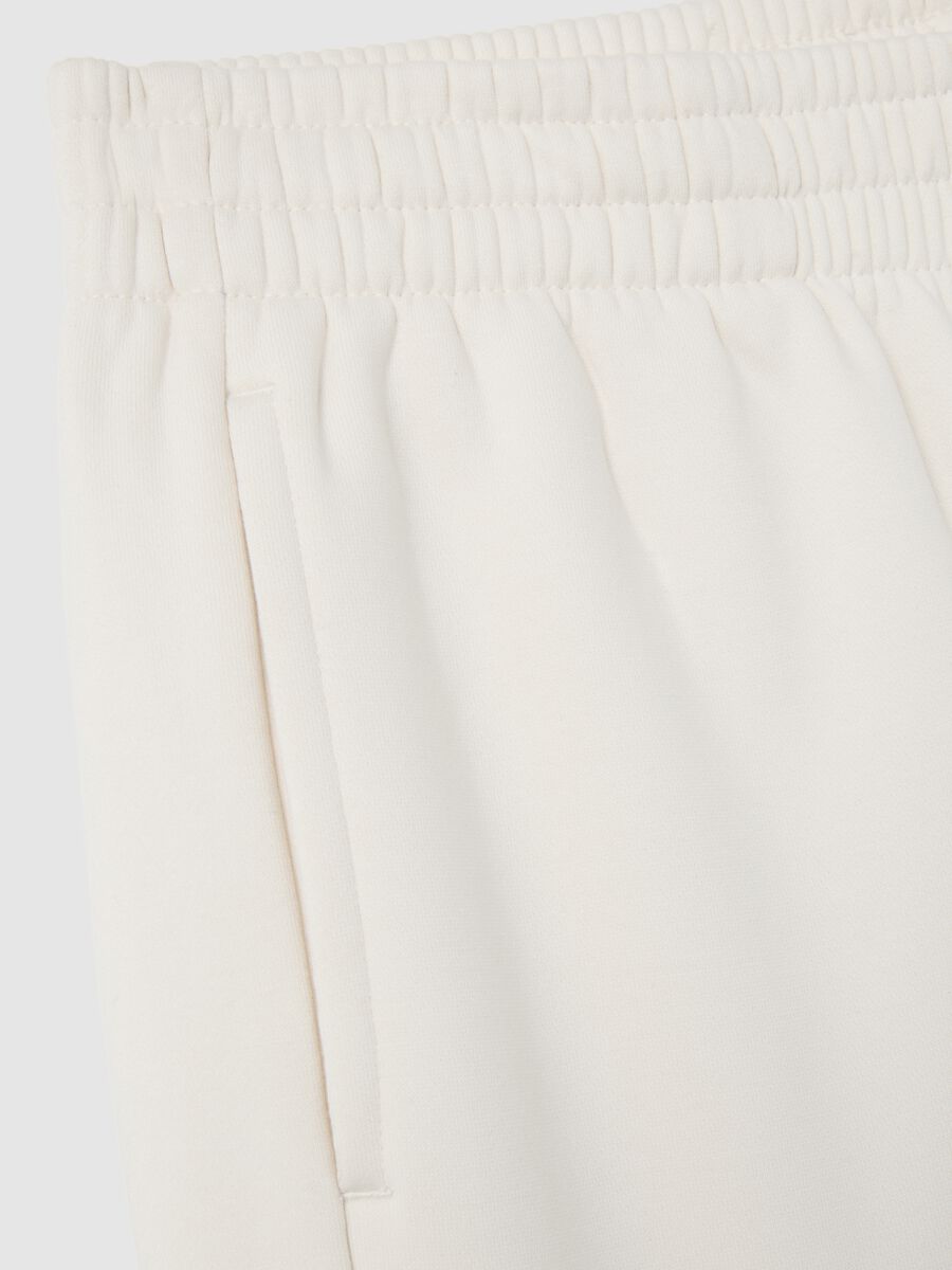 White cotton-blend relaxed trousers_5