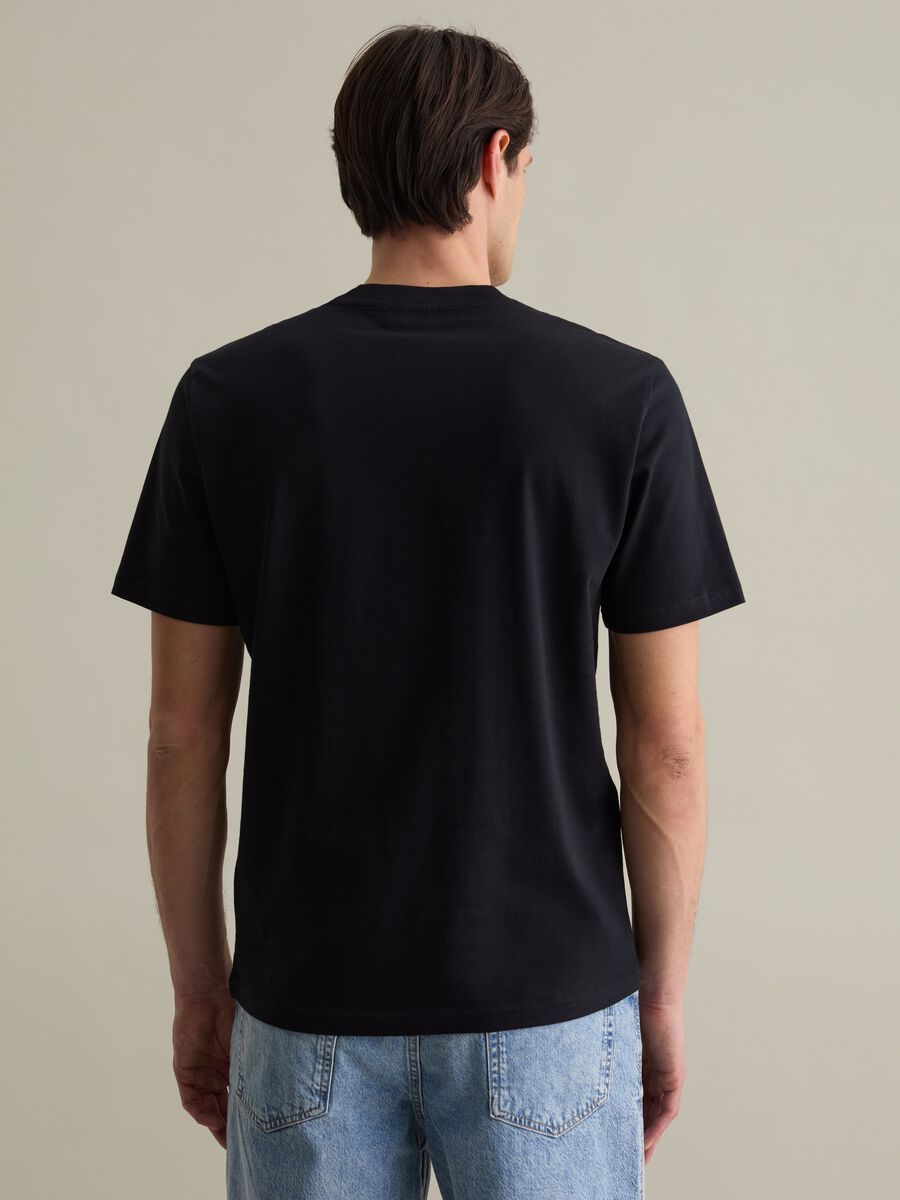 Plain cotton T-shirt with round neck._3