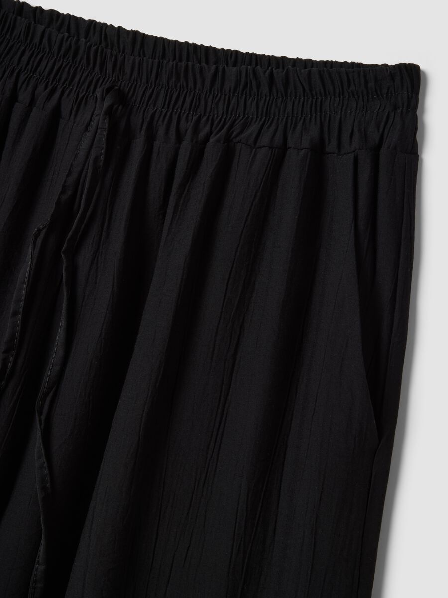 Black palazzo trousers in a viscose blend_5