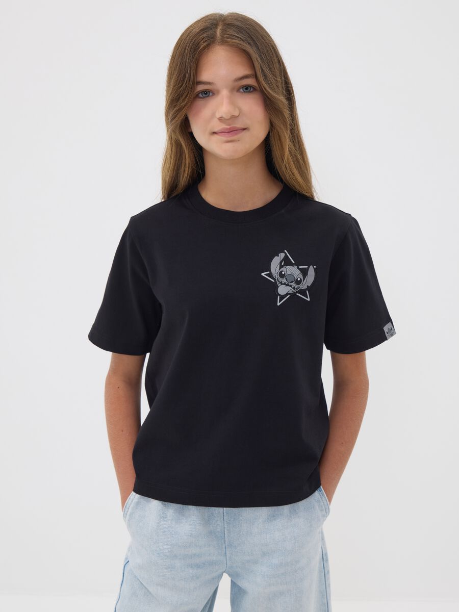T-shirt boxy fit nera in puro cotone con stampa Lilo & Stitch per ragazza_0