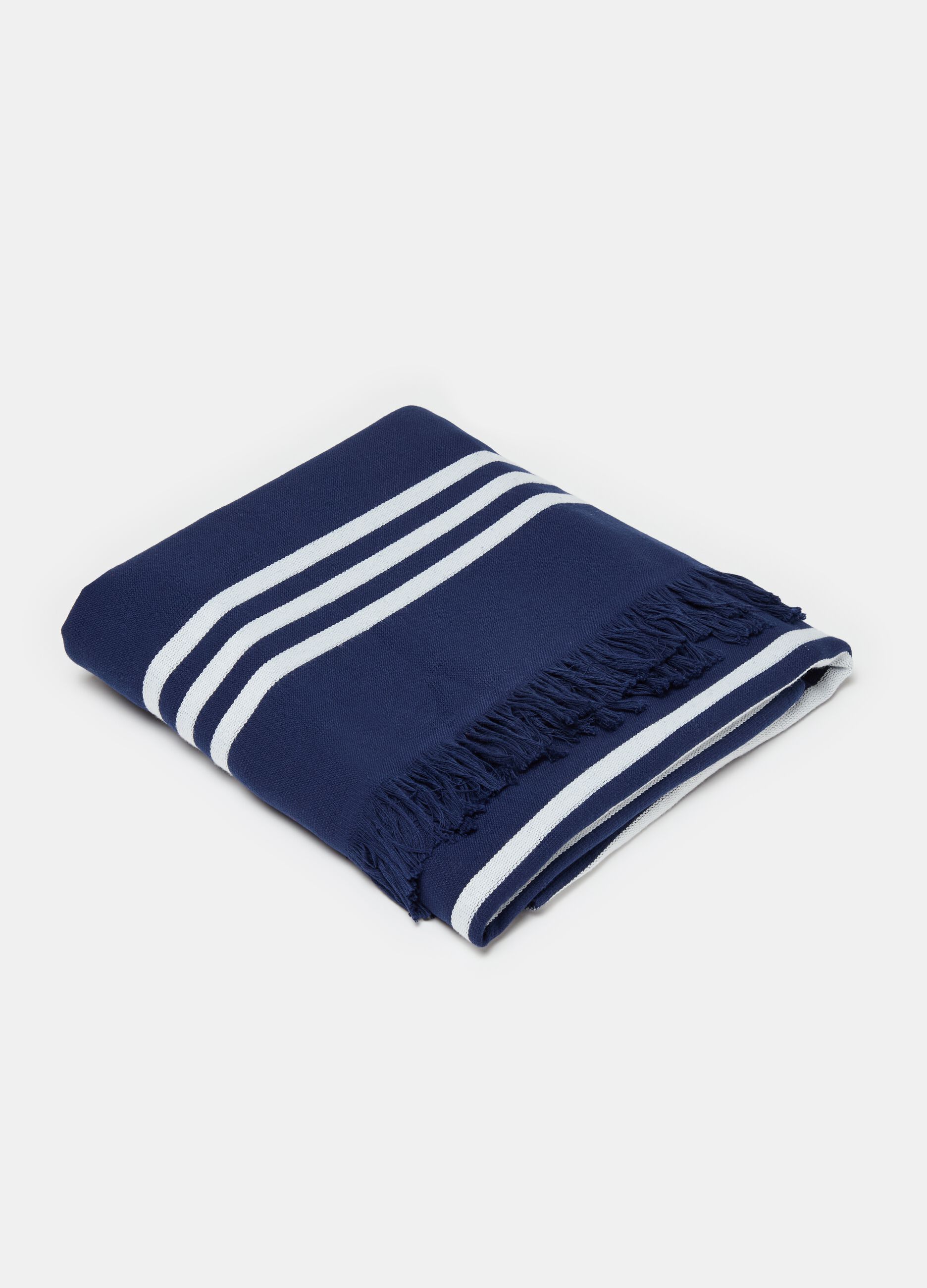 Beach towel with thin stripes and fringing