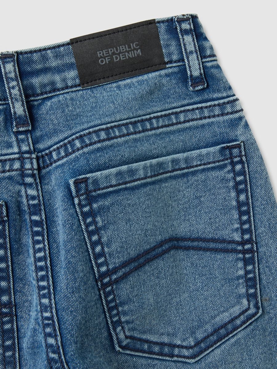 Jeans in denim elasticizzato blu slim fit per bambino_3