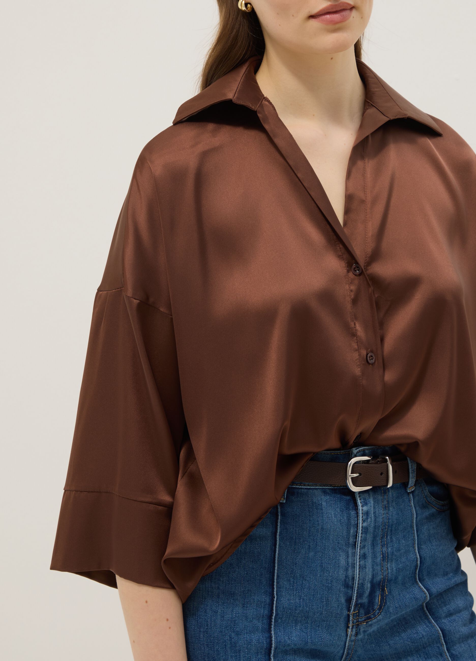 Camicetta satinata marrone regular fit