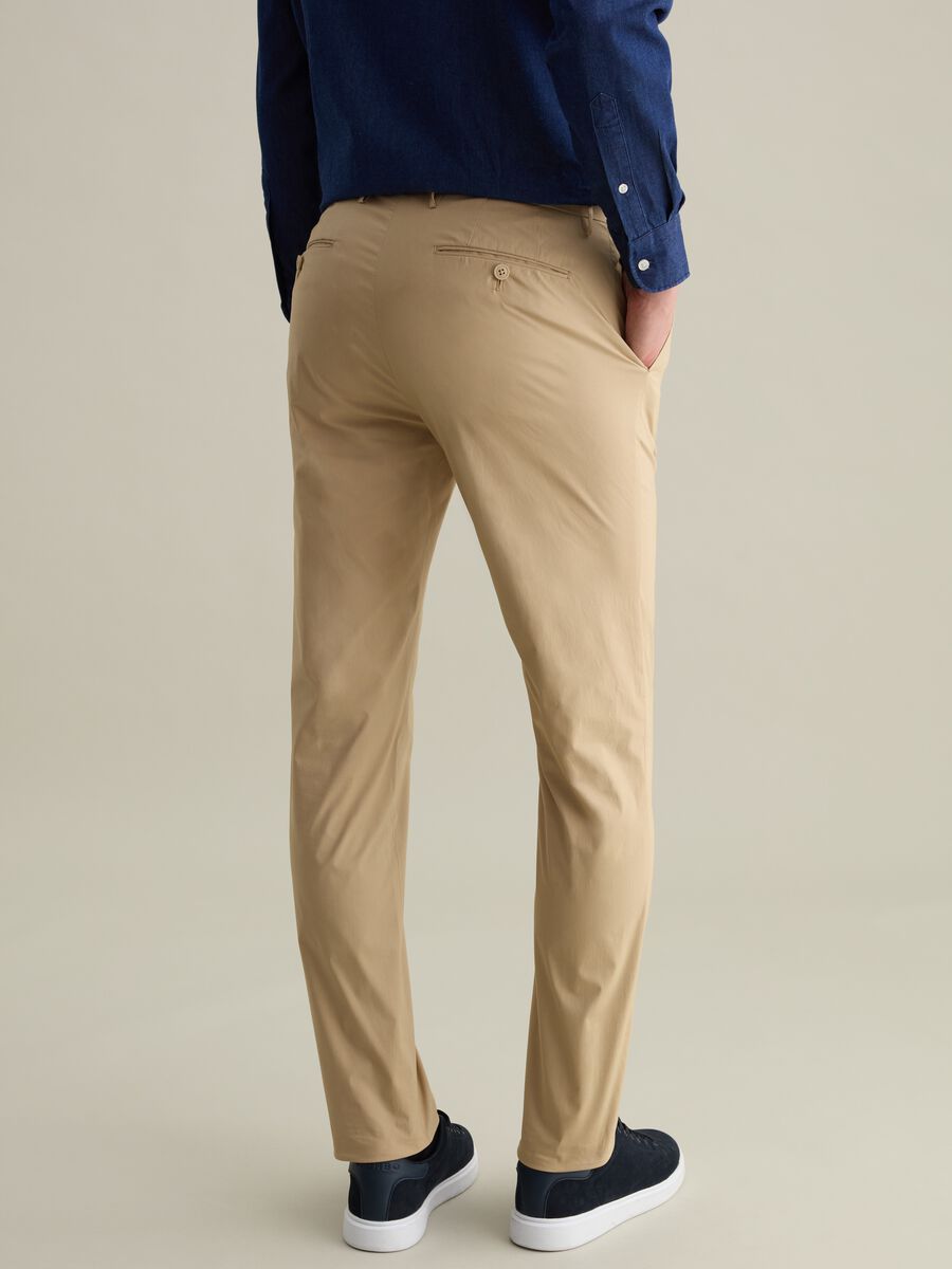 Contemporary slim-fit trousers in stretch cotton_2