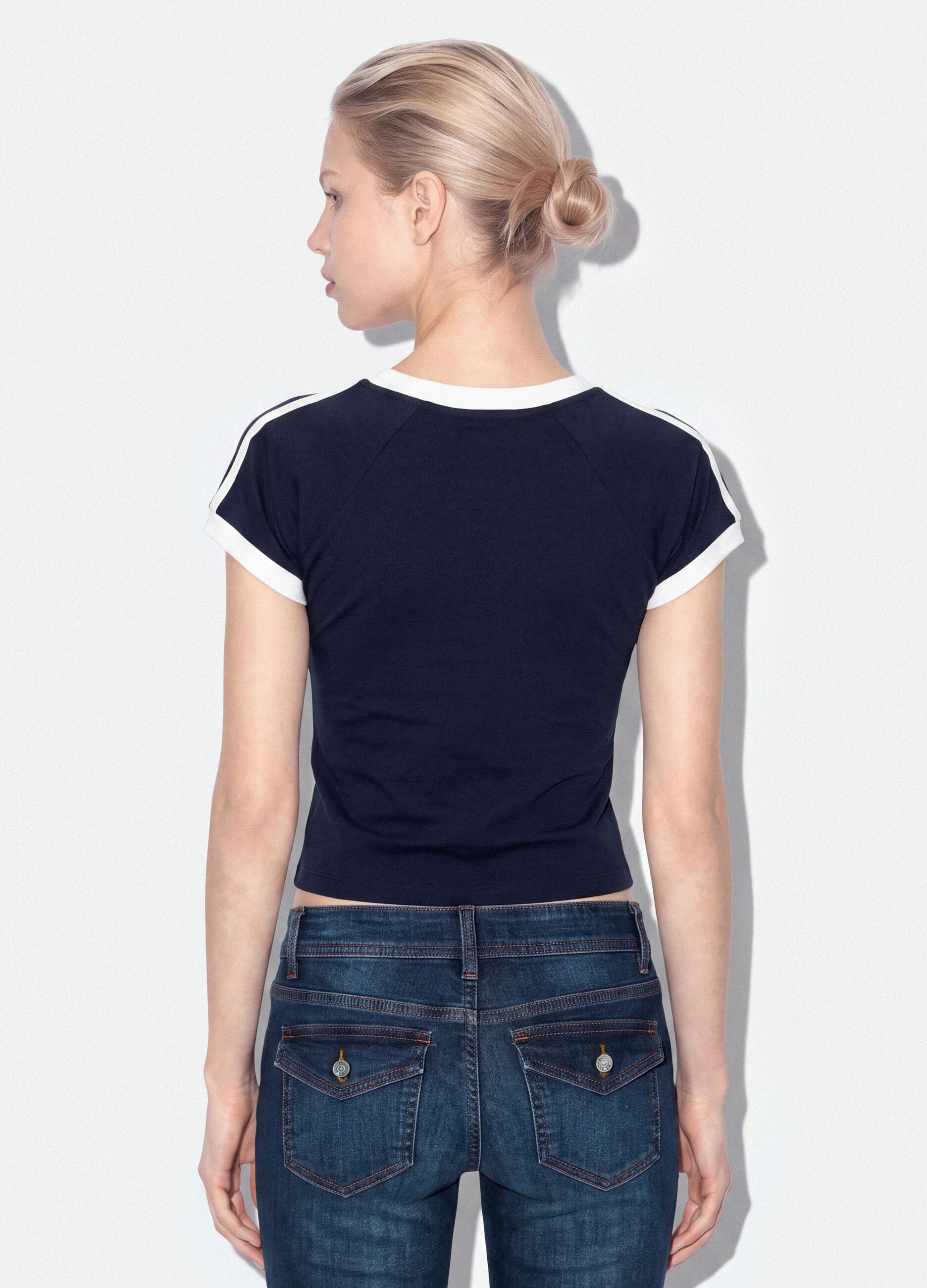 T-shirt blu in puro cotone con scollo a V e stampa frontale